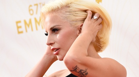 Lady Gaga nho chuyen bi cuong hiep khi hat ca khuc moi hinh anh