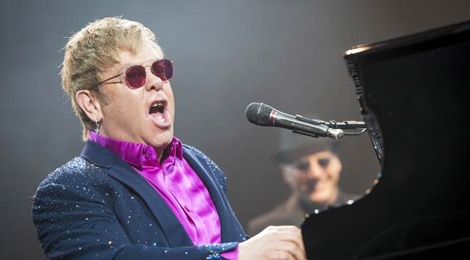 Elton John mia mai Janet Jackson hat nhep hinh anh