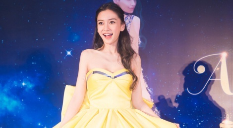 Angela Baby bi che dang gay go vi chon sai trang phuc hinh anh