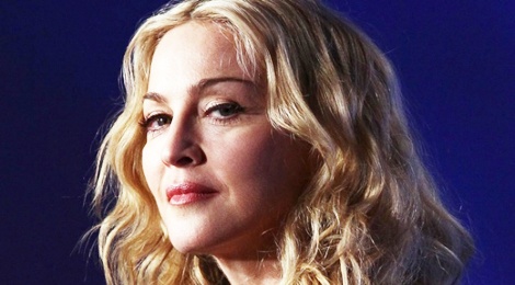 Madonna tiet lo bi ban trai phan boi trong show dien hinh anh