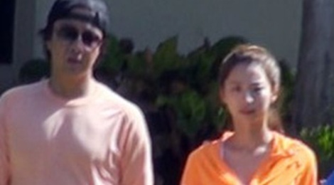 Vo chong Bae Yong Joon bi bat gap du lich o Hawaii hinh anh