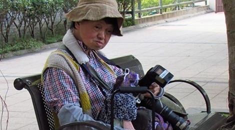 Chi gai Chau Nhuan Phat lang thang, ngu guc o cong vien hinh anh