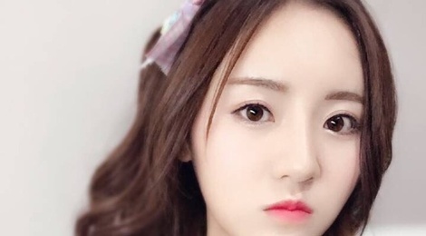 Ca si tre chay nhu duoc vi bi tuoi xang len nguoi hinh anh