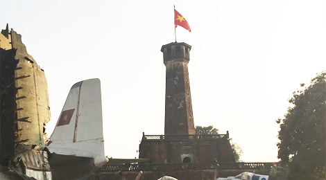 Thanh vien One Direction dang anh Cot co Ha Noi hinh anh