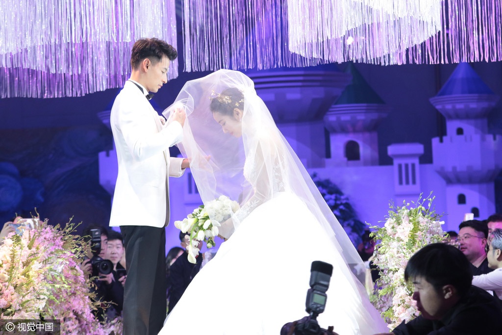 Dam cuoi sao Hoa ngu anh 1