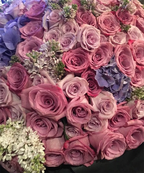 Trieu Vy duoc tang 999 bong hong anh 2