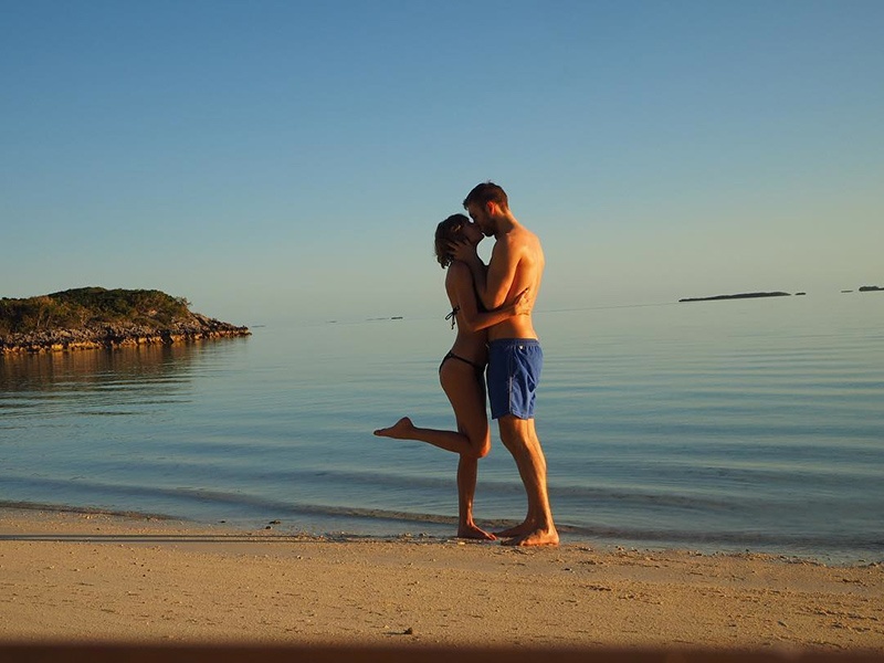 Taylor Swift khóa môi bạn trai trên biển ảnh 1 Taylor Swift khoa moi ban trai tren bien anh 1