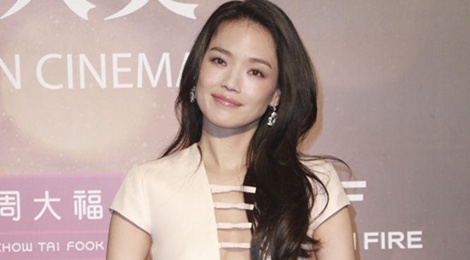 My nhan chau A goi cam tren tham do hinh anh