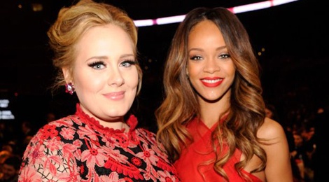 Adele tu cam minh di choi voi Rihanna hinh anh
