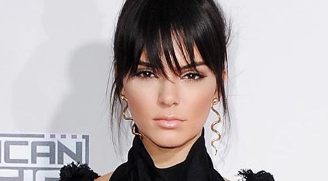 Em gai Kim Kardashian phu nhan danh paparazzi hinh anh