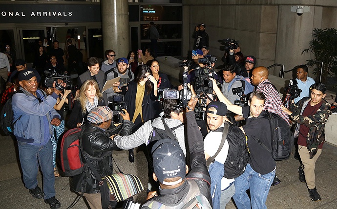 Kendall Jenner cãi nhau với paparazzi ảnh 2 Kendall Jenner cai nhau voi paparazzi anh 2