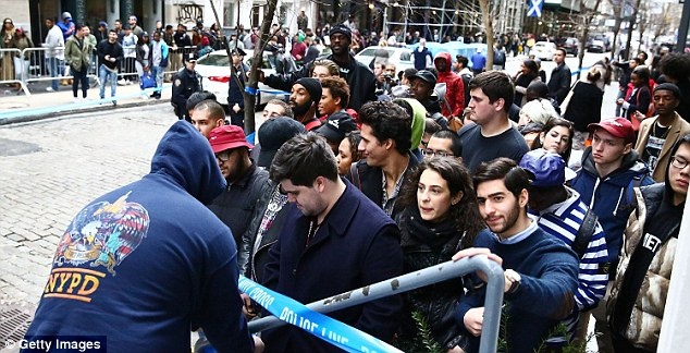 Kanye West,  cua hang,  thoi trang,  doanh thu anh 2