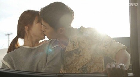 2 nu hon dua ‘Hau due mat troi’ vuot moc rating 30% hinh anh