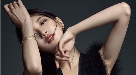 Suzy khoe vai tran tren tap chi so thang 4 hinh anh