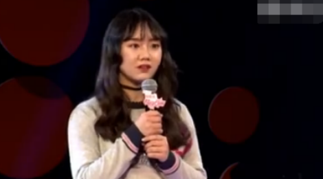 Nu ca si bi duoi khoi ghe giam khao vi quat thi sinh hinh anh