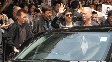 Song Joong Ki - Song Hye Kyo duoc ham mo khi den Hong Kong hinh anh