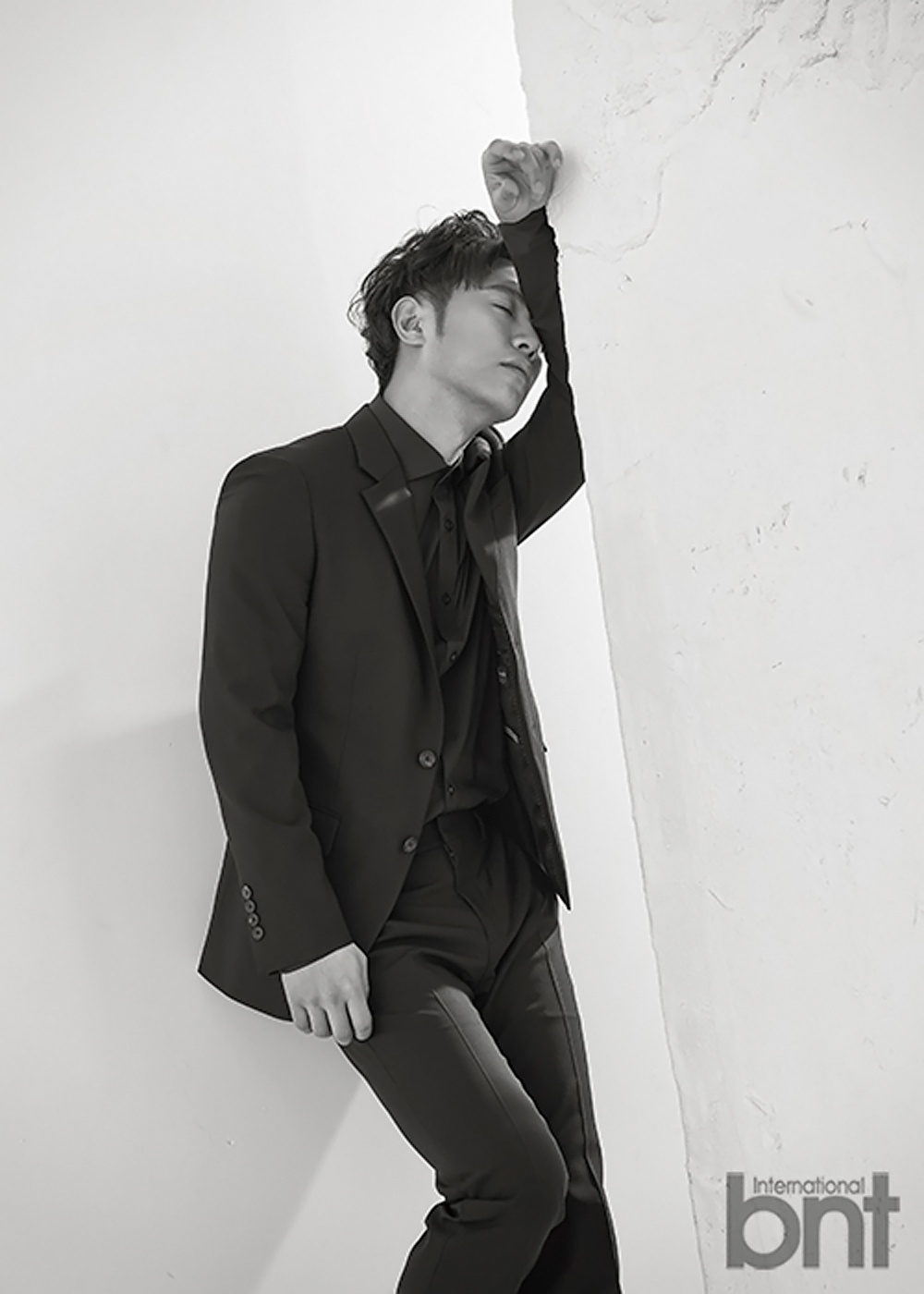 Jin Goo của Hậu duệ mặt trời,  thượng sĩ Seo Dae Young,  bộ ảnh thời trang,  tài tử Hàn make up ảnh 8 Jin Goo cua Hau due mat troi,  thuong si Seo Dae Young,  bo anh thoi trang,  tai tu Han make up anh 8