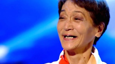 Ba lao 70 tuoi mua cot tren truyen hinh hinh anh