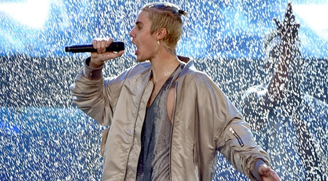 Justin Bieber truot nga tren san khau mua gia hinh anh