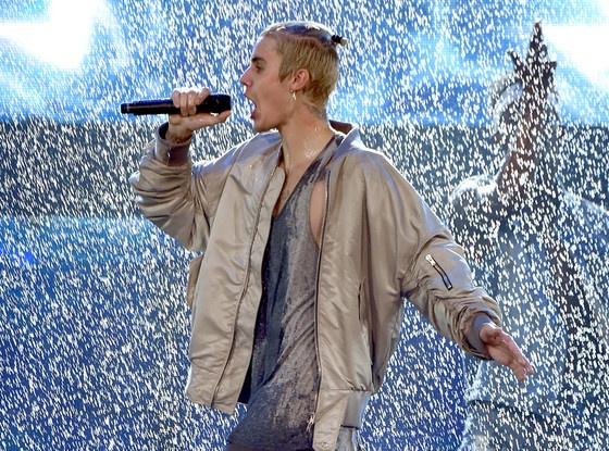 Justin Bieber trượt ngã trên sân khấu mưa giả,  Justin BIeber gặp sự cố trên sân khấu ảnh 1 Justin Bieber truot nga tren san khau mua gia,  Justin BIeber gap su co tren san khau anh 1