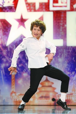 Cu ba 65 tuoi nhay giong het Michael Jackson hinh anh