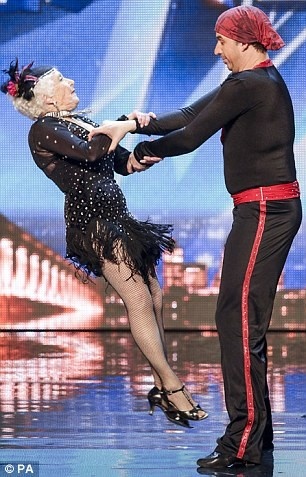 Ba lao 80 tuoi goi cam voi vu dieu Salsa hinh anh