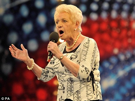 Ba cu 81 tuoi khien hoi truong day song vi chat giong cao vut hinh anh