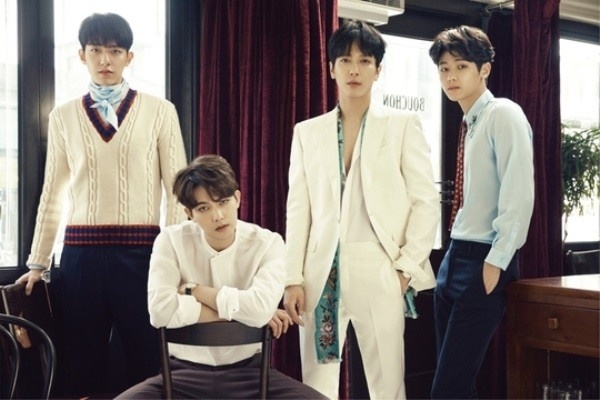 fan CNBLUE ném đồ lên sân khấu ảnh 2 fan CNBLUE nem do len san khau anh 2