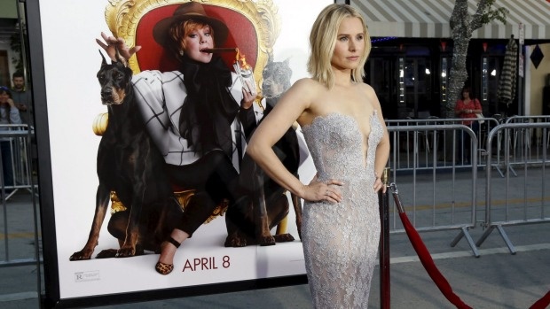 Kristen Bell tát phóng viên trên thảm đỏ ảnh 1 Kristen Bell tat phong vien tren tham do anh 1