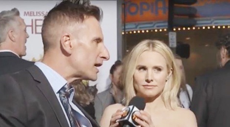 Kristen Bell tat phong vien tho lo ngay tren tham do hinh anh