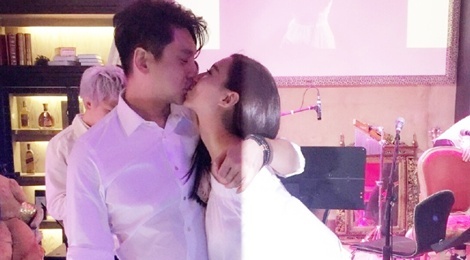 Chu Hieu Thien khoc khi quy goi cau hon ban gai hinh anh