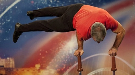 Mike Henderson trong cay chuoi voi luoi dao ngay truoc mat hinh anh