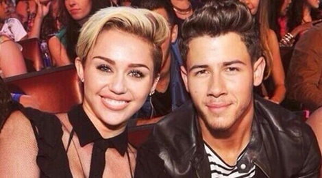 Nick Jonas van nho nu hon kinh khung voi Miley Cyrus hinh anh