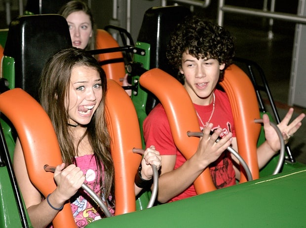 Nick Jonas noi ve nu hon voi Miley Cyrus anh 1