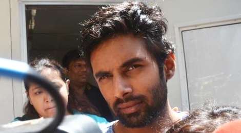 Ban trai nu dien vien 'Co dau 8 tuoi' doi tu tu trong vien hinh anh