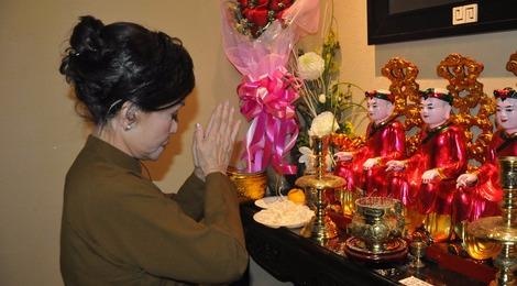 Nghe si Tuy Hong xuc dong trong dem gia tu san khau hinh anh