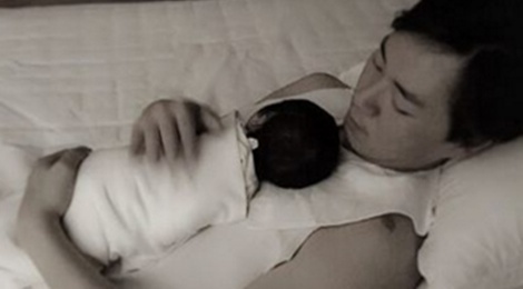 Chong Han Ga In khoe anh om ap con gai moi sinh hinh anh