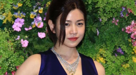 Dan sao khoe sac, trang suc dat tien trong su kien hinh anh