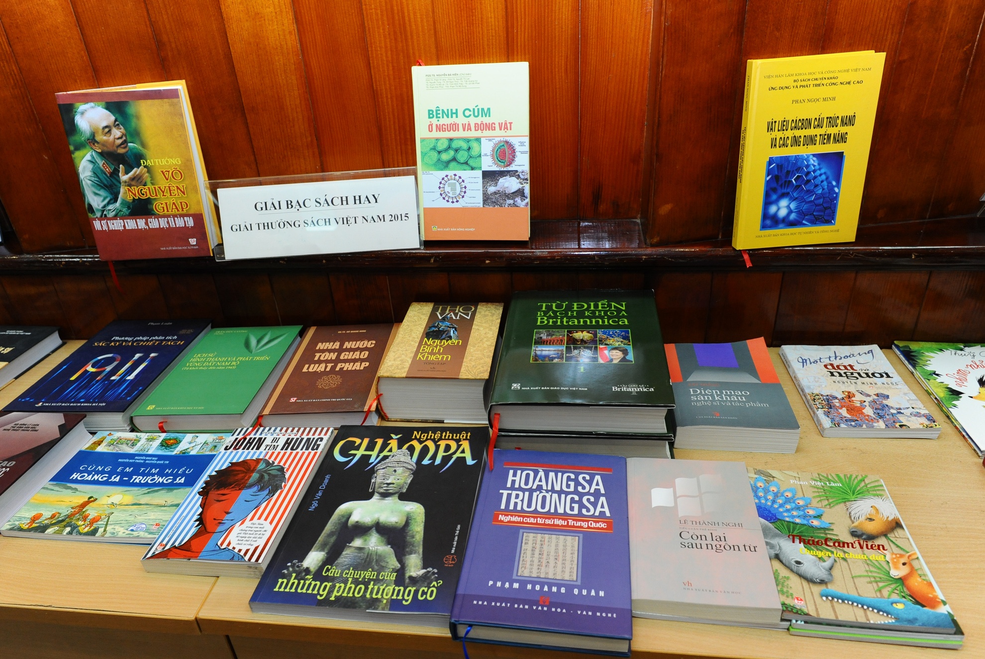 Trao Giai thuong Sach Viet Nam 2015 hinh anh