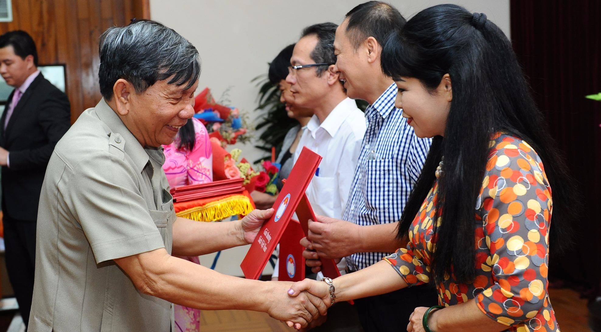 Giai Sach Viet Nam 2015: Ton vinh nhung bo sach do so hinh anh