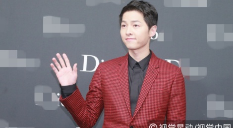 Song Joong Ki duoc san don giua dan sao Trung Quoc hinh anh