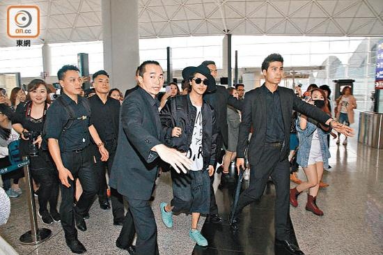 Song Joong Ki bi dong nghiep che anh 2