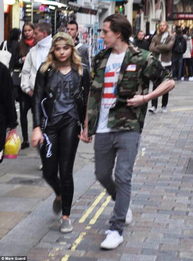 Brooklyn Beckham nắm tay kiều nữ màn ảnh ảnh 1 Brooklyn Beckham nam tay kieu nu man anh anh 1