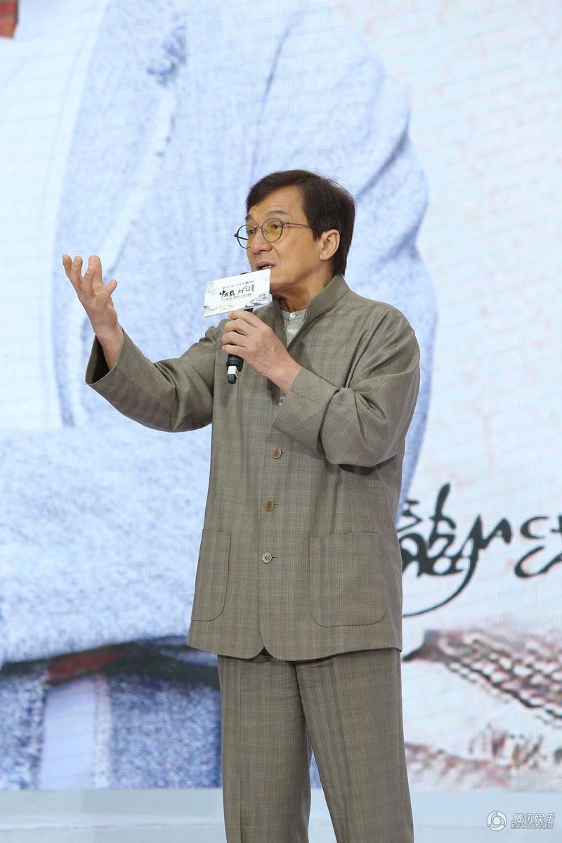 Thành Long ngắm nhìn người mẫu ảnh 7 Thanh Long ngam nhin nguoi mau anh 7