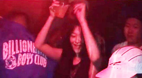 Sulli nhay nhot het minh o hop dem hinh anh