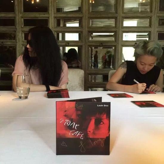 Con gái Vương Phi ra album ảnh 2 Con gai Vuong Phi ra album anh 2