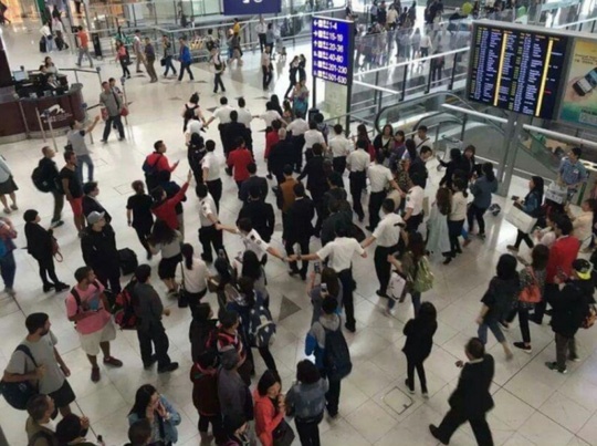 Song Joong Ki bi che anh quang cao anh 2