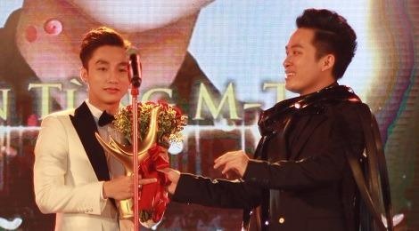 Chuyen tu cai bat tay cua Tung Duong va Son Tung M-TP hinh anh