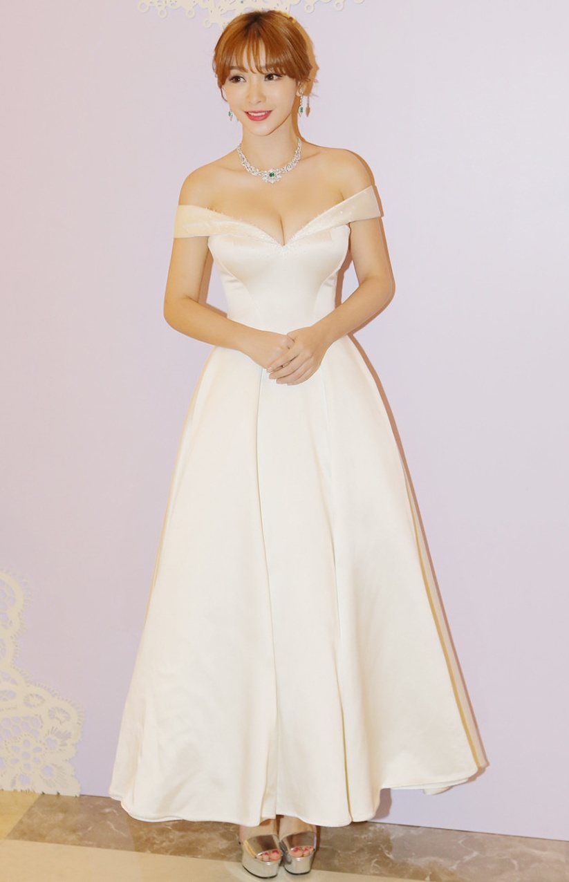 Sao Hoa ngữ với váy trễ nải ảnh 6 Sao Hoa ngu voi vay tre nai anh 6