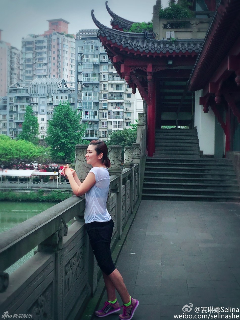 Selina sau ly hon anh 2